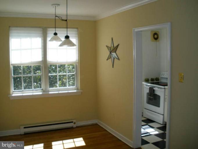 9 East Glebe Road, Unit 49B Alexandria, VA 22305 - Photo 3 of 15 Dining Room