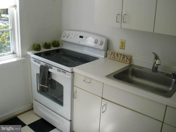 9 East Glebe Road, Unit 49B Alexandria, VA 22305 - Photo 6 of 15 Kitchen