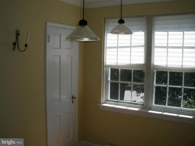 9 East Glebe Road, Unit 49B Alexandria, VA 22305 - Photo 7 of 15 Dining Room #3