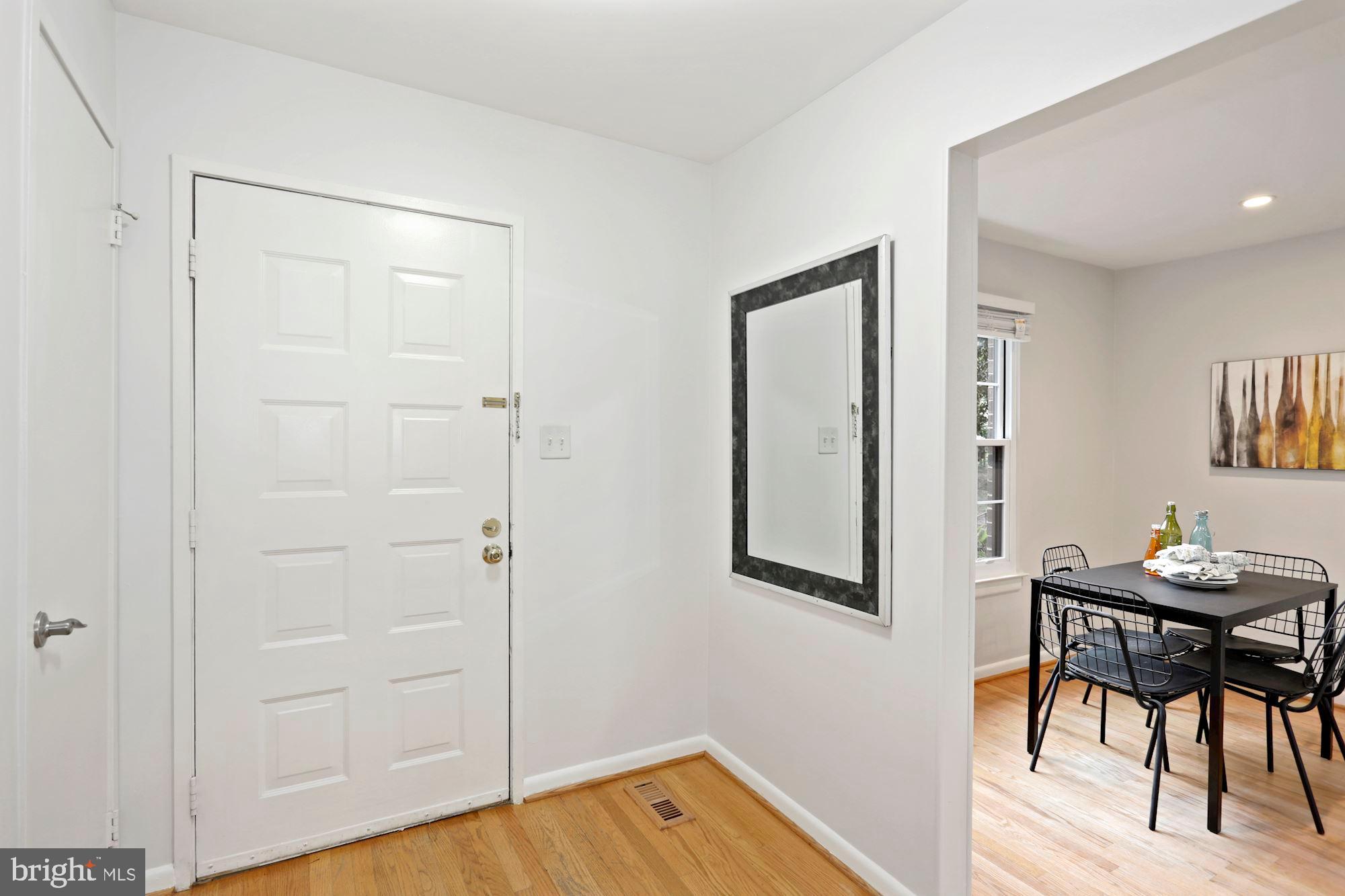 2040 Headlands Circle Reston, VA 20191 - Photo 3 of 28 Foyer
