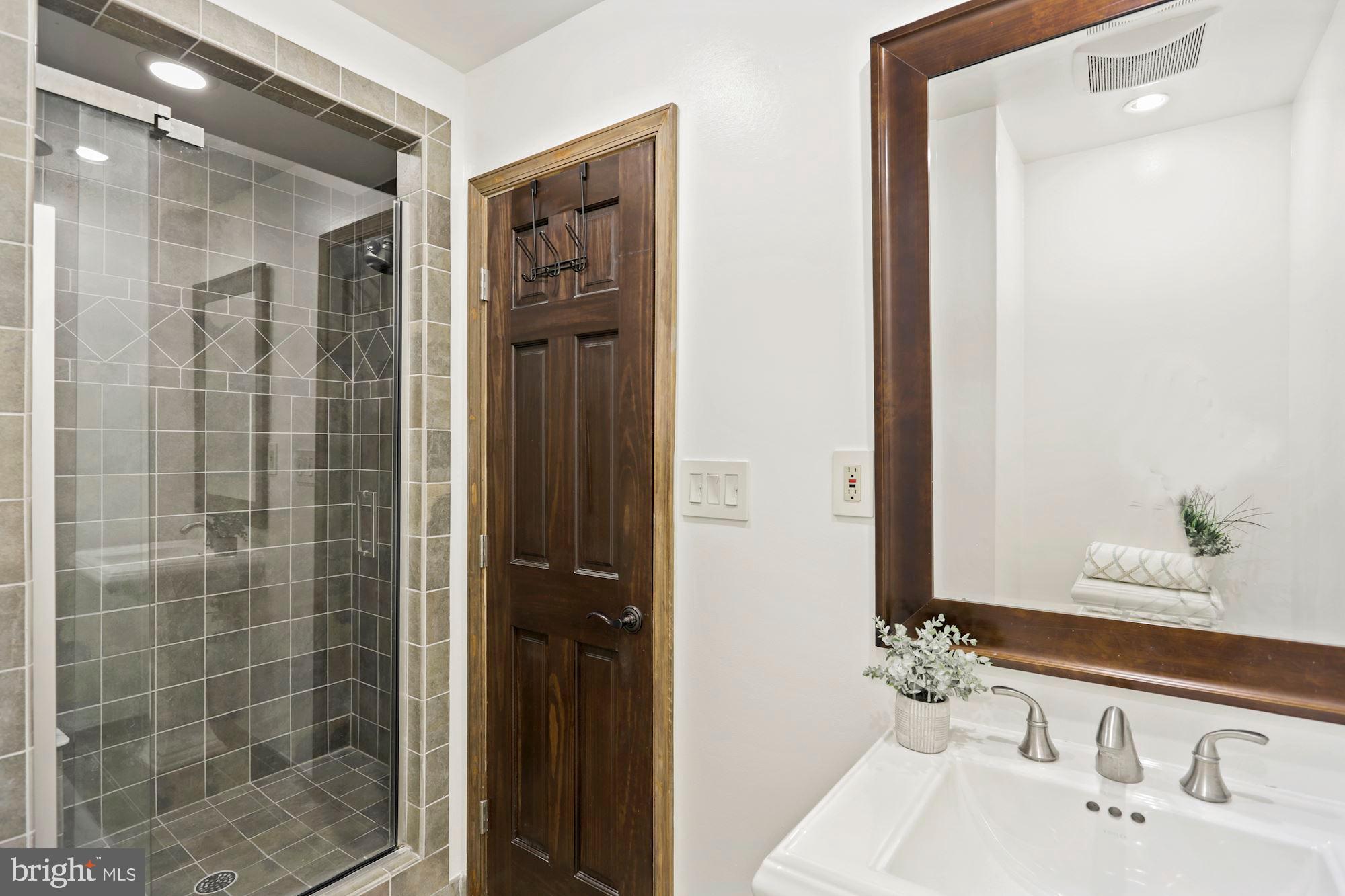 2040 Headlands Circle Reston, VA 20191 - Photo 21 of 28 Bathroom 3