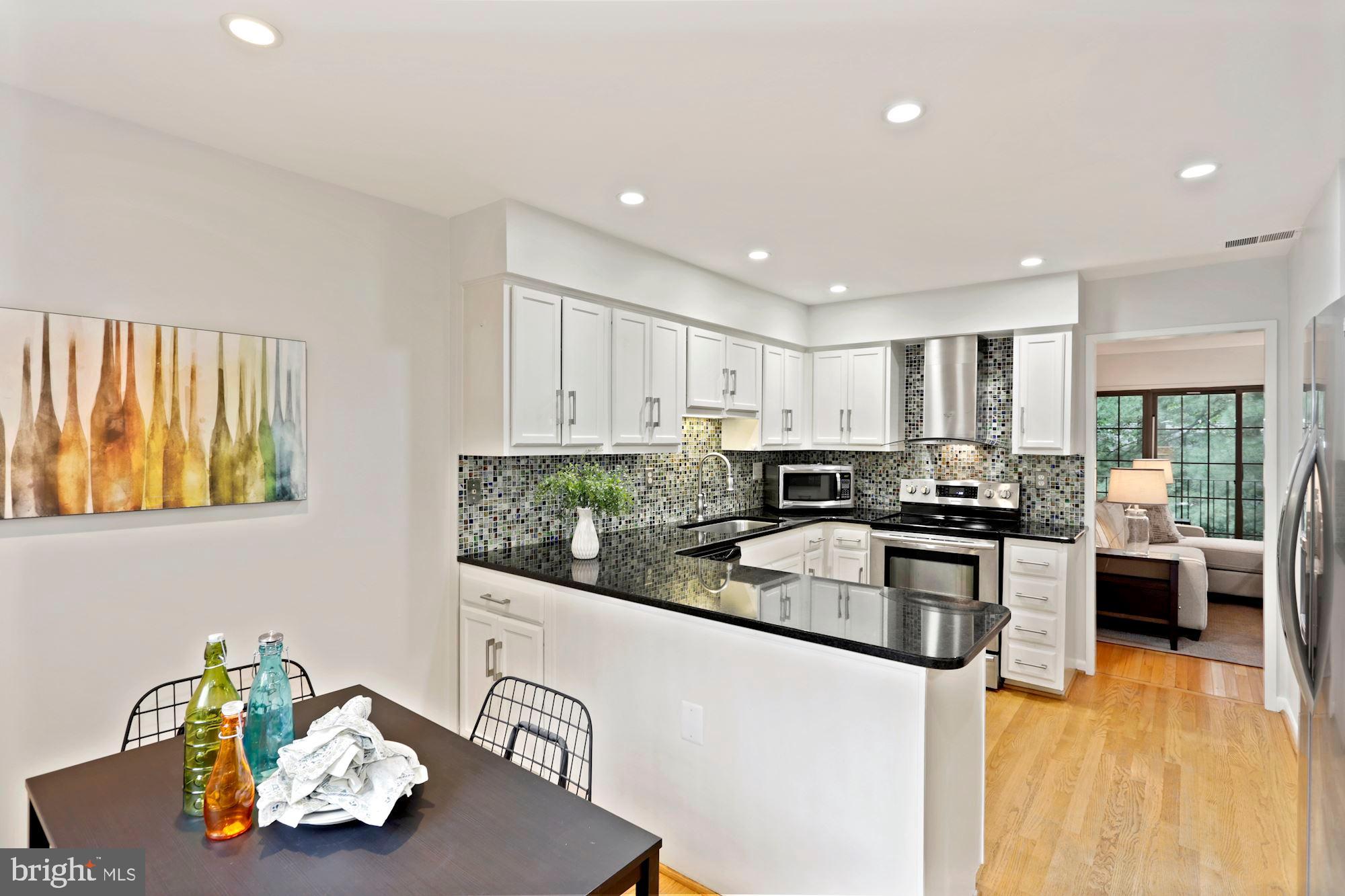 2040 Headlands Circle Reston, VA 20191 - Photo 5 of 28 Dining Room / Kitchen