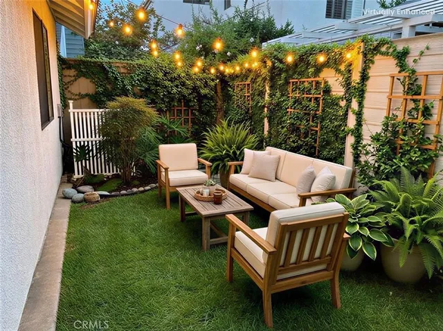 a view of a backyard