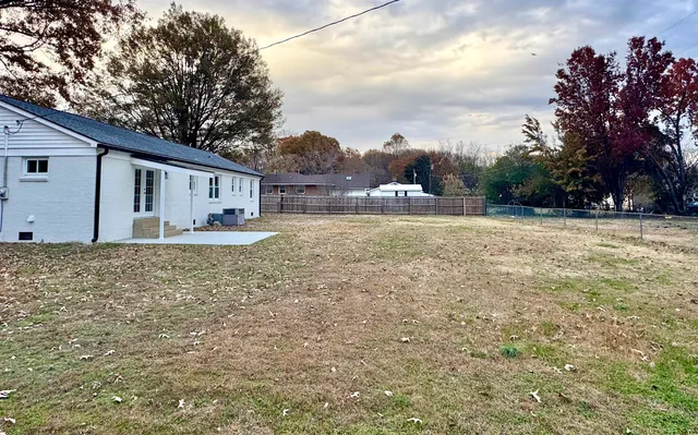 a view of a house with a yard