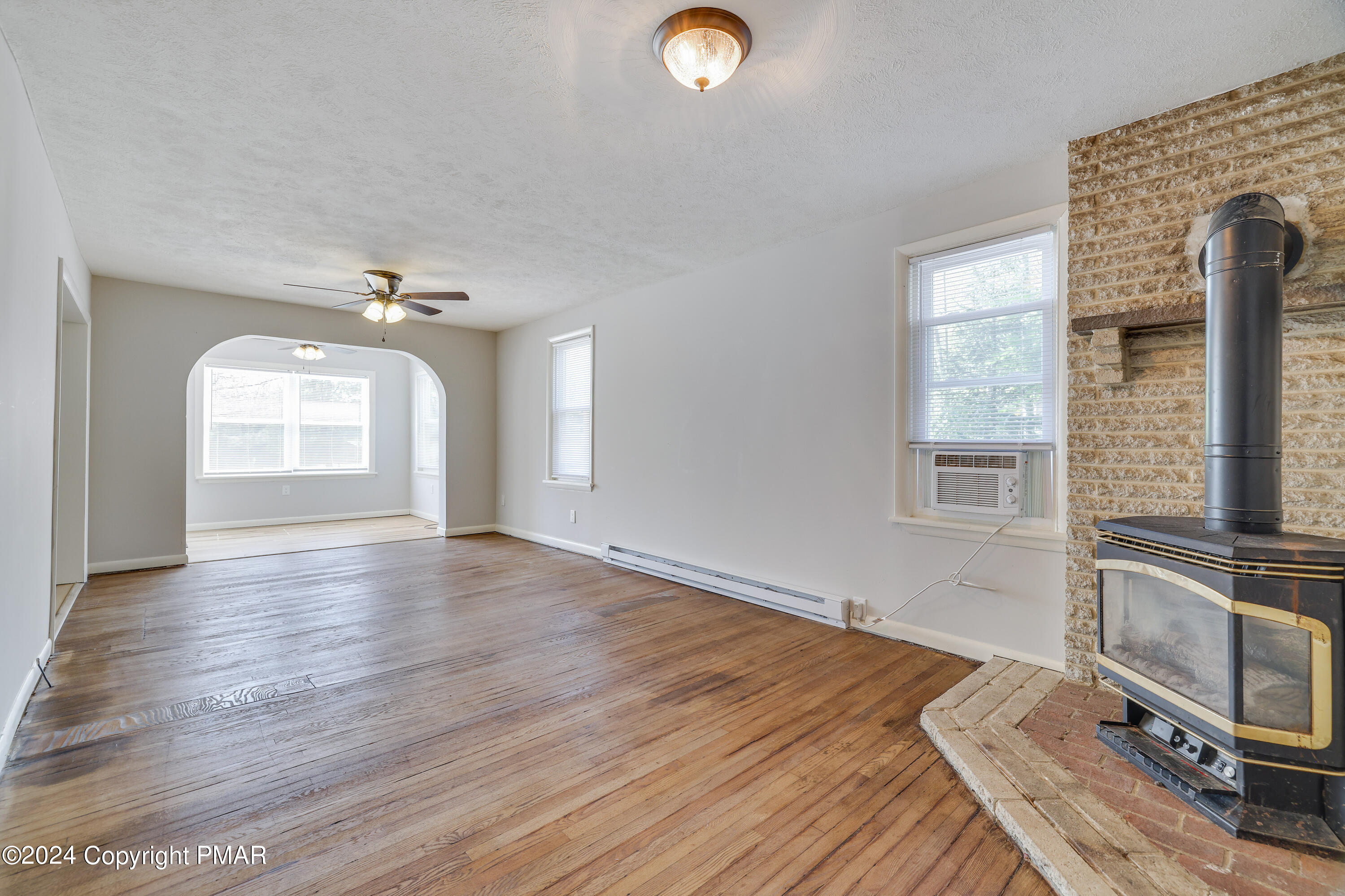 413 Old Rte 940 Pocono Pines, PA 18350 - Photo 3 of 43 RBPH5835