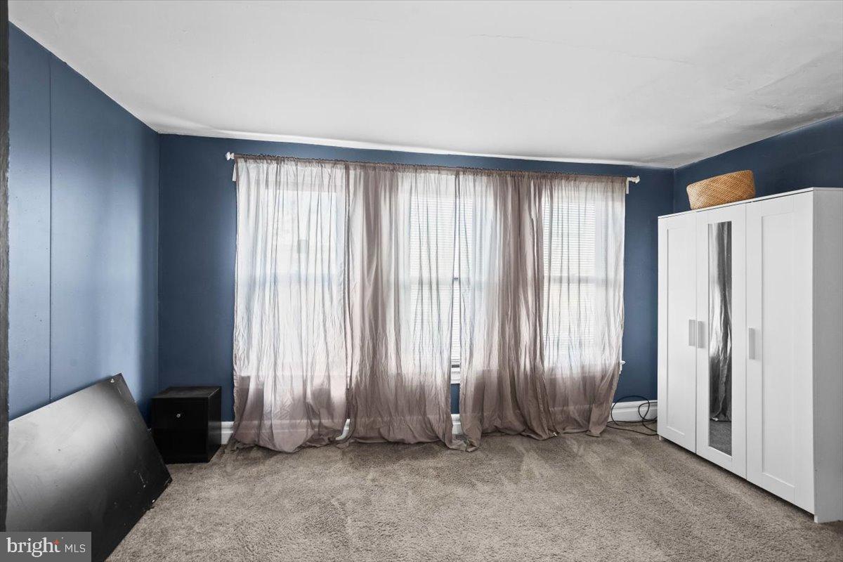 128 East Ross Street Lancaster, PA 17602 - Photo 30 of 36 an empty room with windows and closet