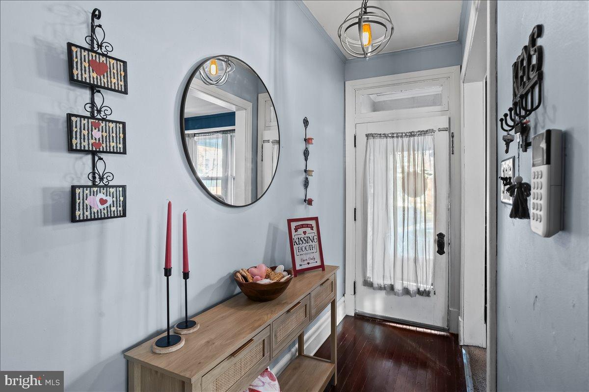 128 East Ross Street Lancaster, PA 17602 - Photo 5 of 36 a room with furniture and a mirror