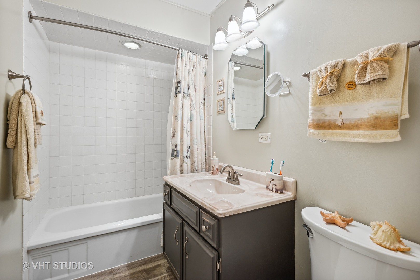 3607 Wren Lane Rolling Meadows, IL 60008 - Photo 16 of 23 a bathroom with a sink a toilet and a bathtub