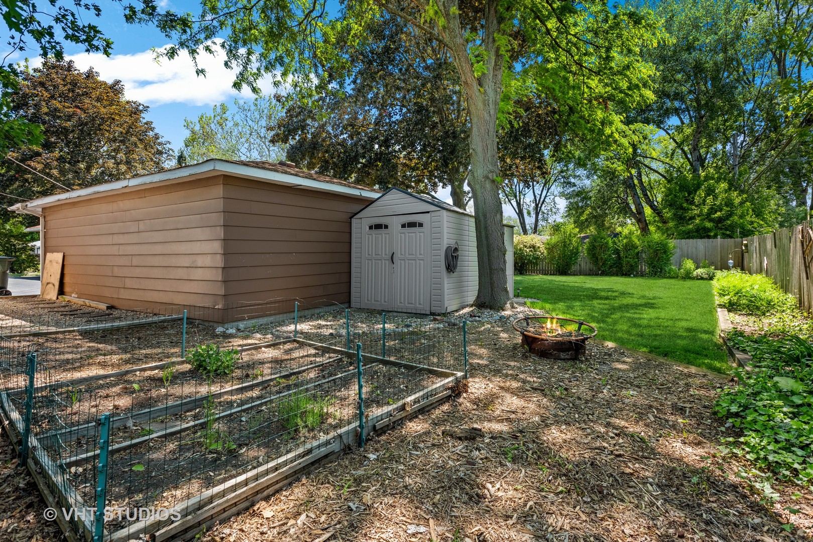 3607 Wren Lane Rolling Meadows, IL 60008 - Photo 22 of 23 a backyard of a house with lots of green space