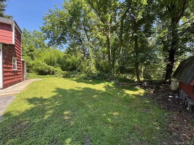 a view of yard with green space
