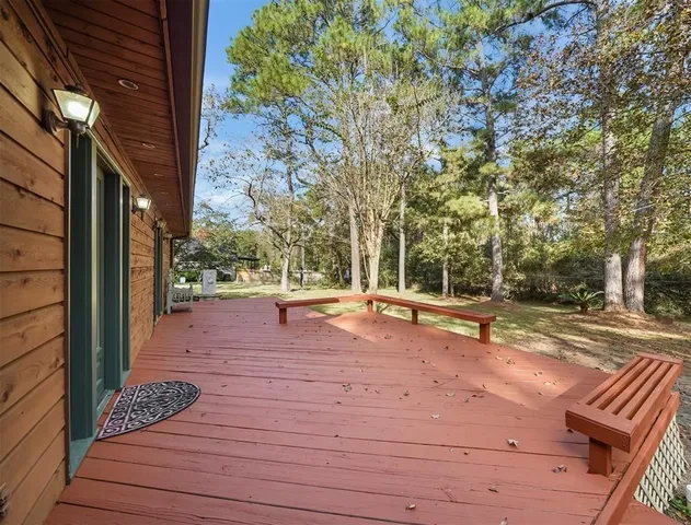 a view of a backyard