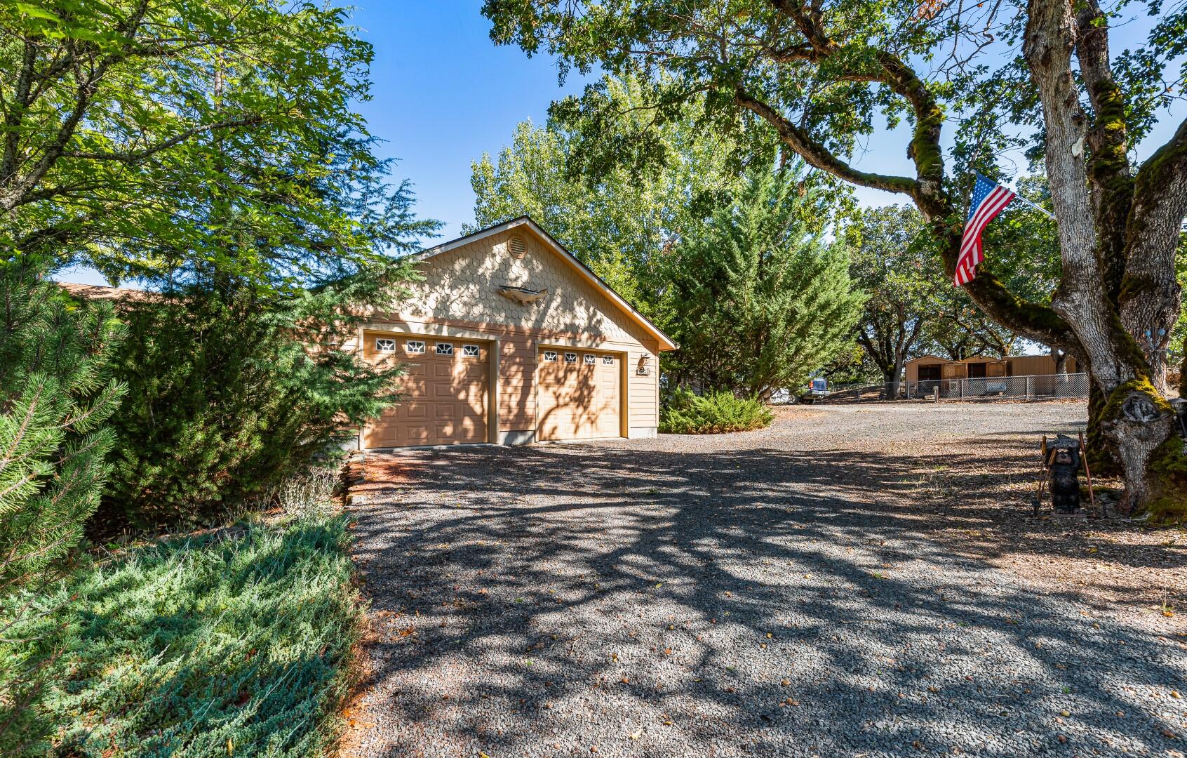 15638 Jones Road White City, OR 97503 - Photo 64 of 65 U59 Garage Toward Kennels