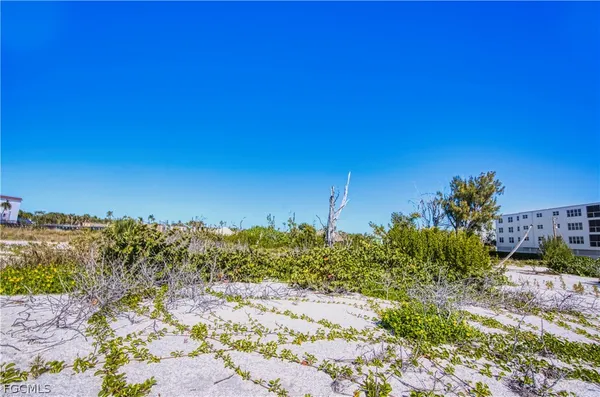 $2,800,000 | 2605 West Gulf Drive, Sanibel, FL 33957