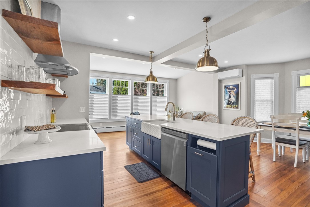 7 Atlantic Street Newport, RI 02840 - Photo 3 of 44