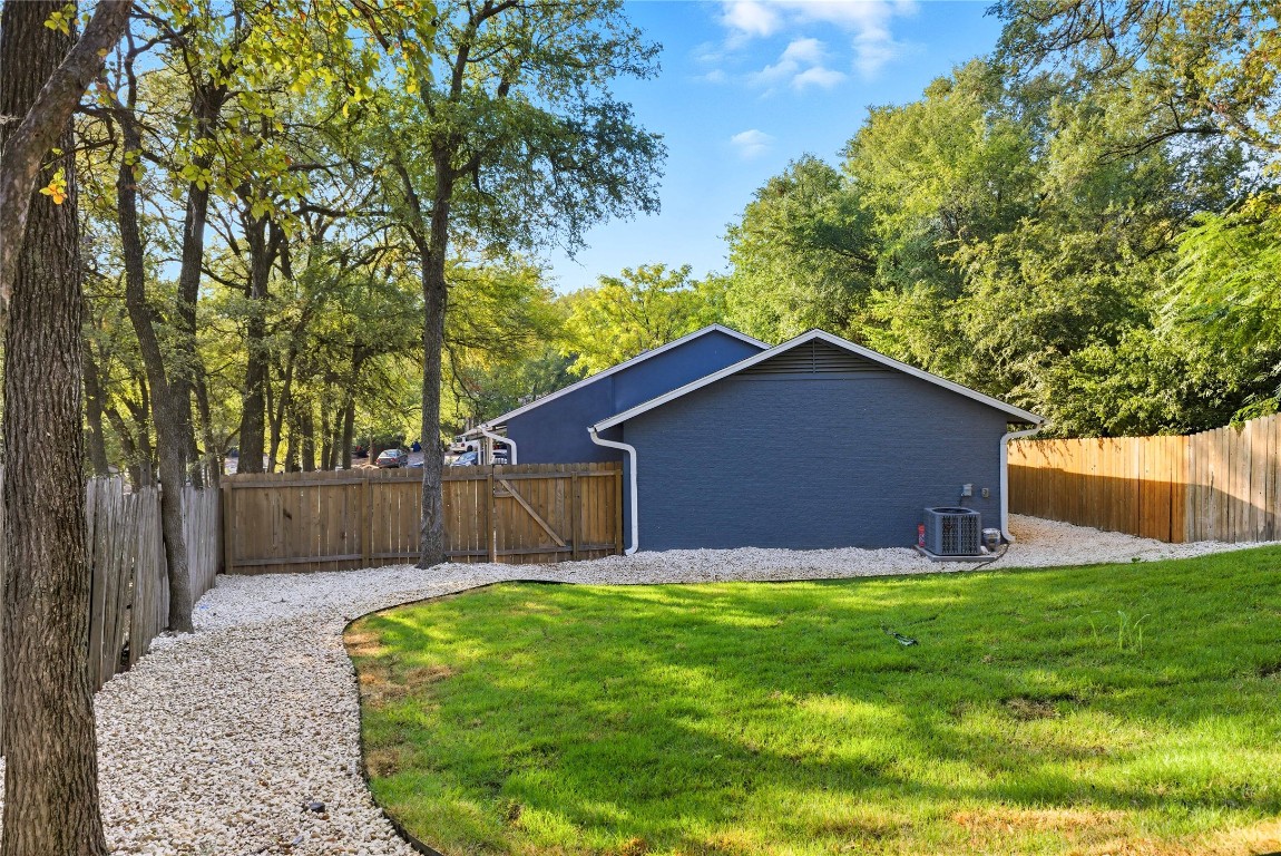5401 Agua Caliente Cove, Unit B Austin, TX 78744 - Photo 25 of 26 a view of a backyard with a small cabin