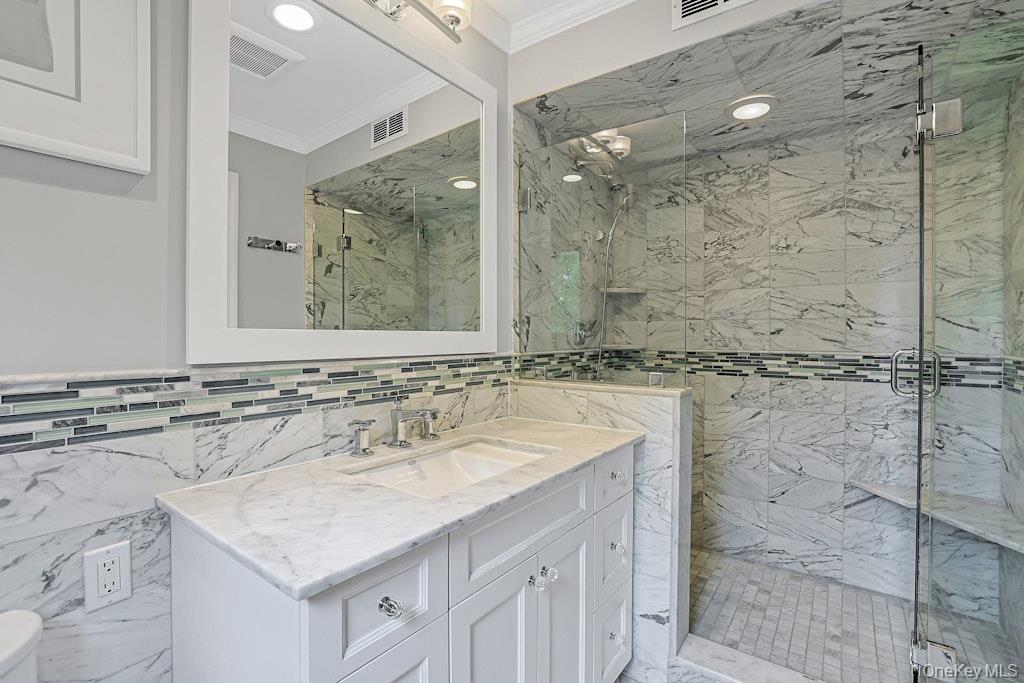 305 Stratton Road New Rochelle, NY 10804 - Photo 21 of 32 a bathroom with a sink vanity and a mirror