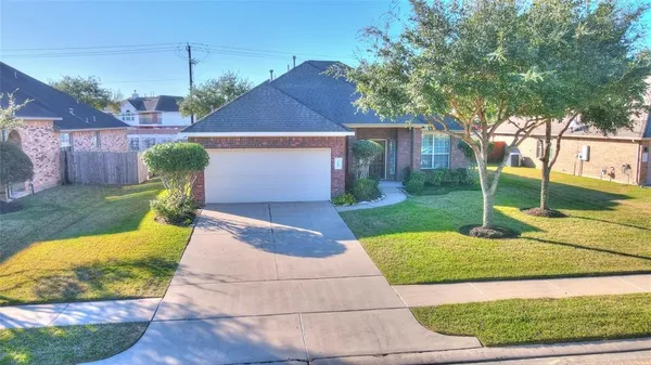$2,450 | 3608 Burwood Court, Pearland, TX 77584