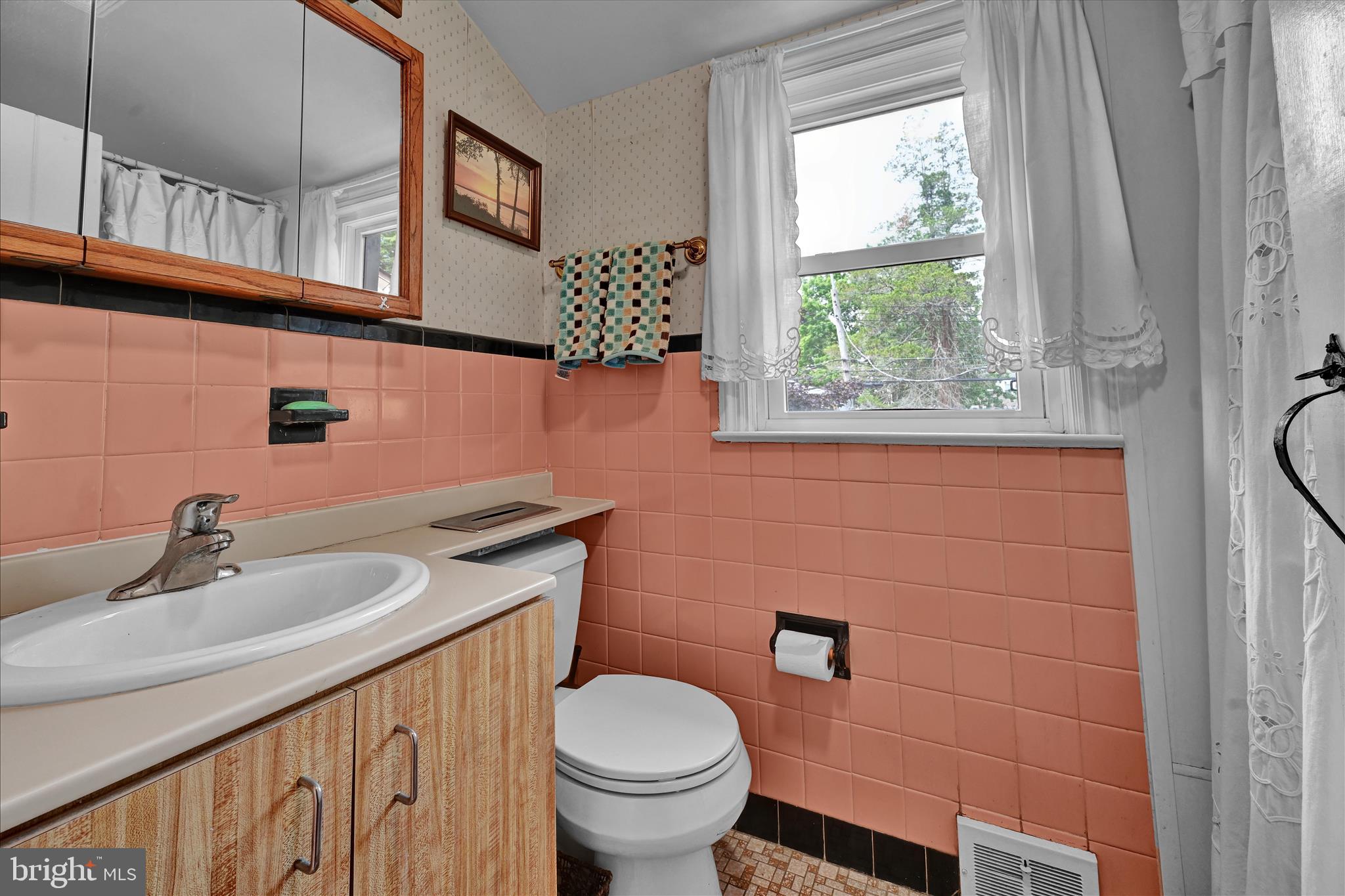 526 Argyle Road Drexel Hill, PA 19026 - Photo 25 of 42 Hall Bathroom with Tub Shower