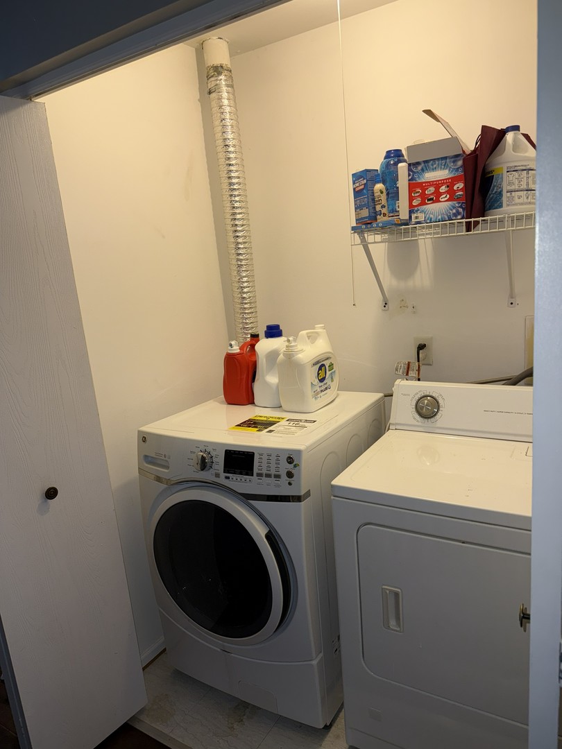 689 Shannon Drive Romeoville, IL 60446 - Photo 18 of 24 a utility room with dryer and washer