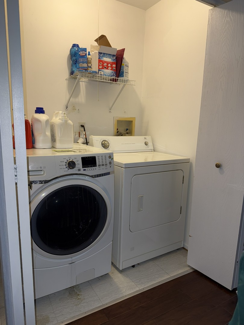 689 Shannon Drive Romeoville, IL 60446 - Photo 19 of 24 a utility room with dryer and washer