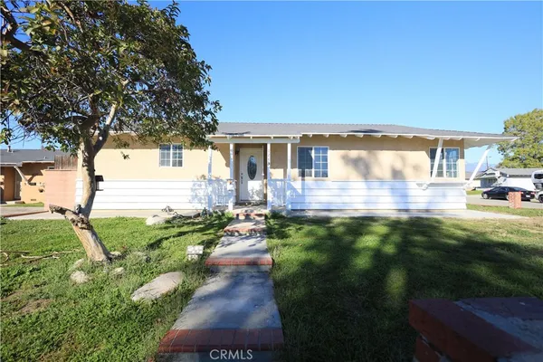 a view of back yard of the house