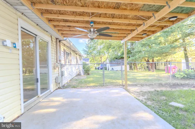 a view of backyard of the house