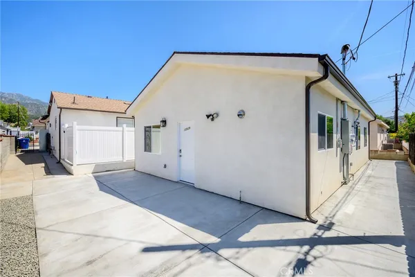 a view of a house with a backyard