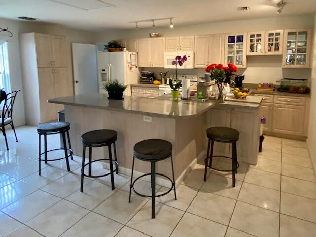 324 Winged Foot Road Palm Springs, FL 33461 - Photo 3 of 12 KITCHEN BAR STOOL AREA
