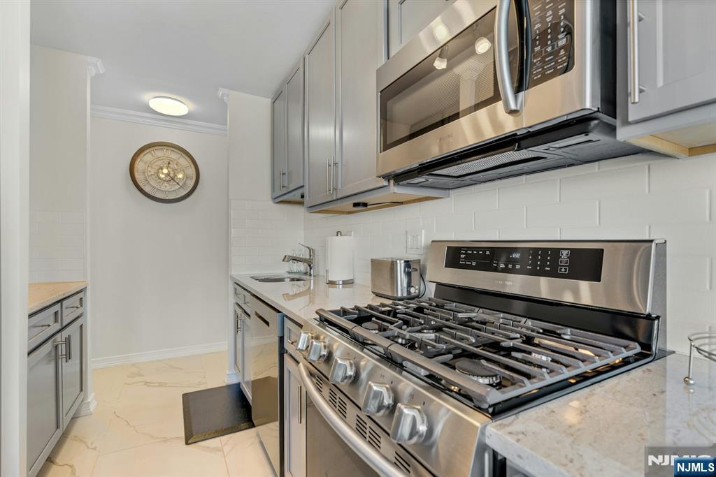 1203 River Road, Unit 8B Edgewater, NJ 07020 - Photo 17 of 40