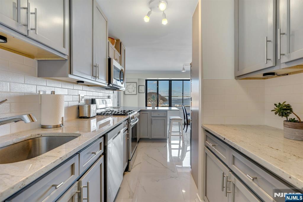 1203 River Road, Unit 8B Edgewater, NJ 07020 - Photo 18 of 40