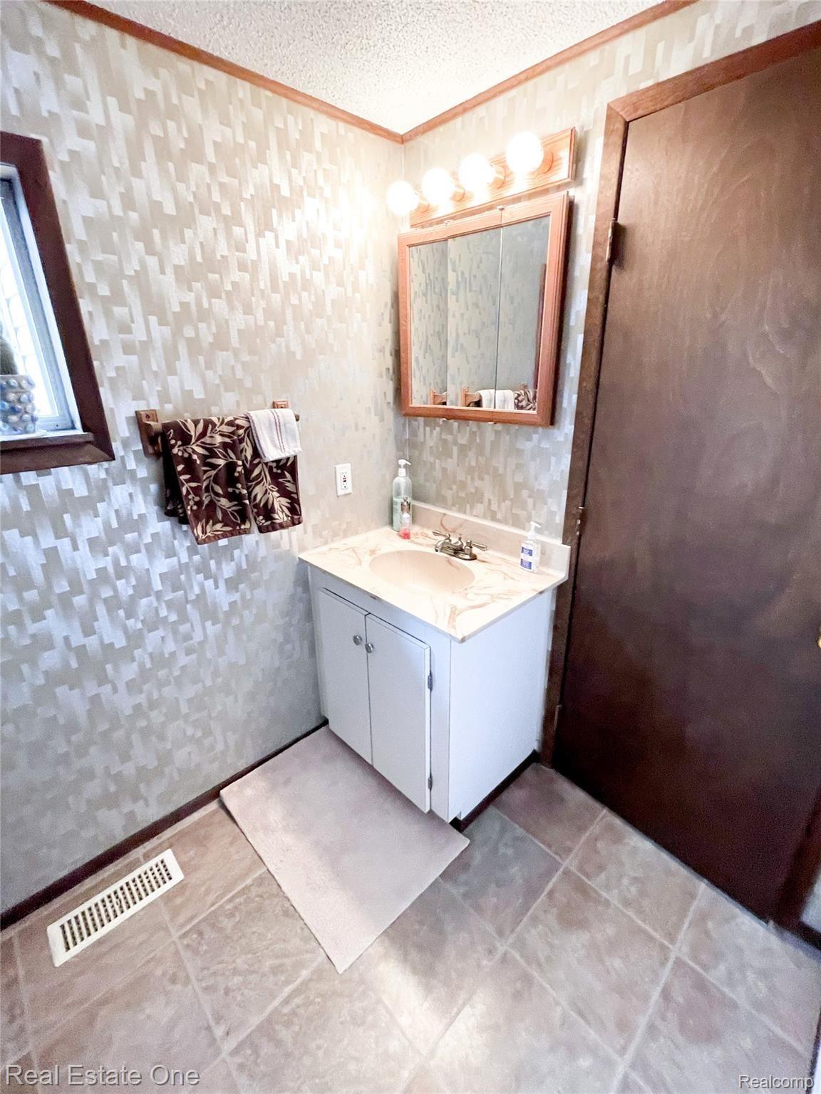 2100 Orpington Road Troy, MI 48083 - Photo 19 of 31 19.jpeg