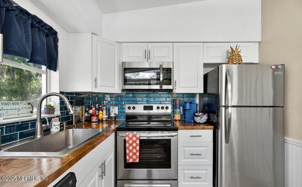 119 Ludwig Avenue Crescent City, FL 32112 - Photo 14 of 31 a kitchen with stainless steel appliances a stove microwave and refrigerator
