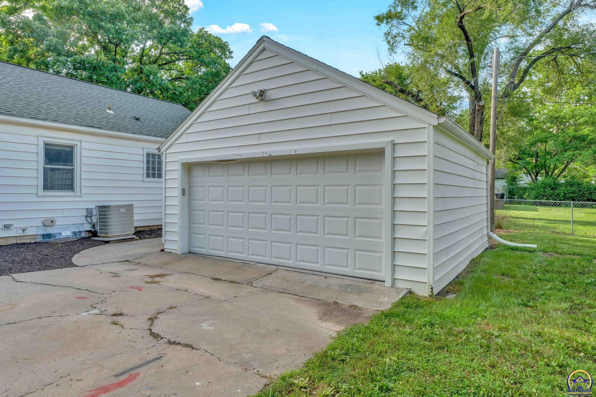2212 Southwest Burnett Road Topeka, KS 66614 - Photo 33 of 37