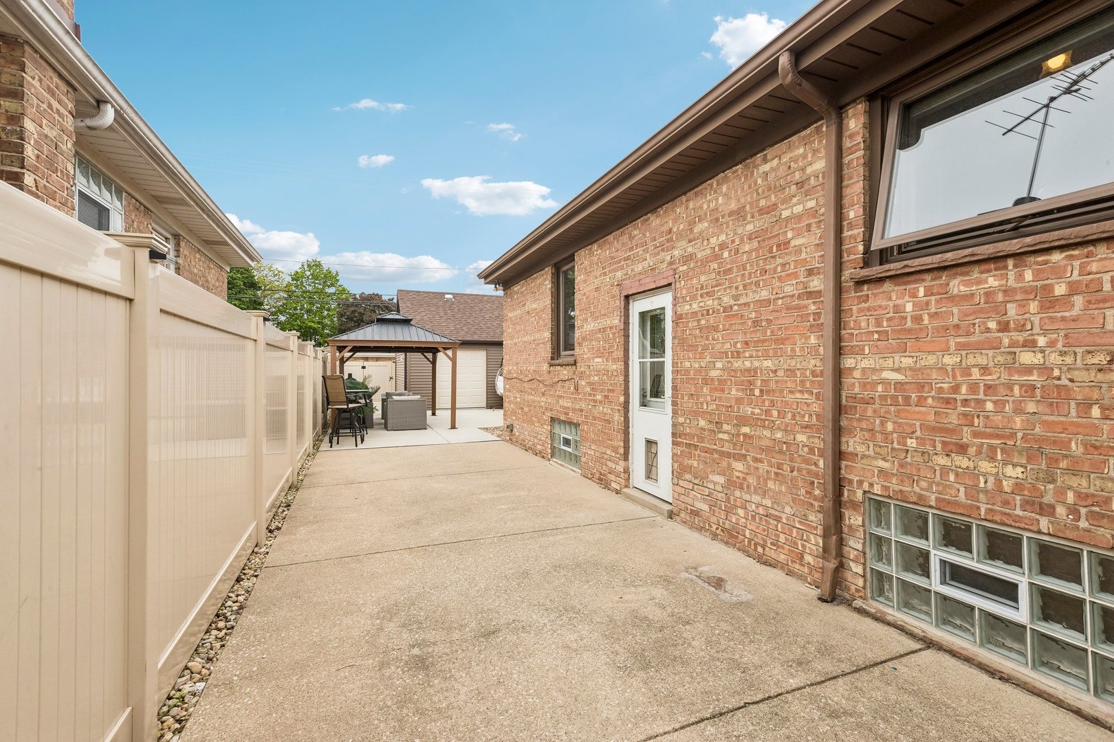 5742 South Rutherford Avenue Chicago, IL 60638 - Photo 19 of 26