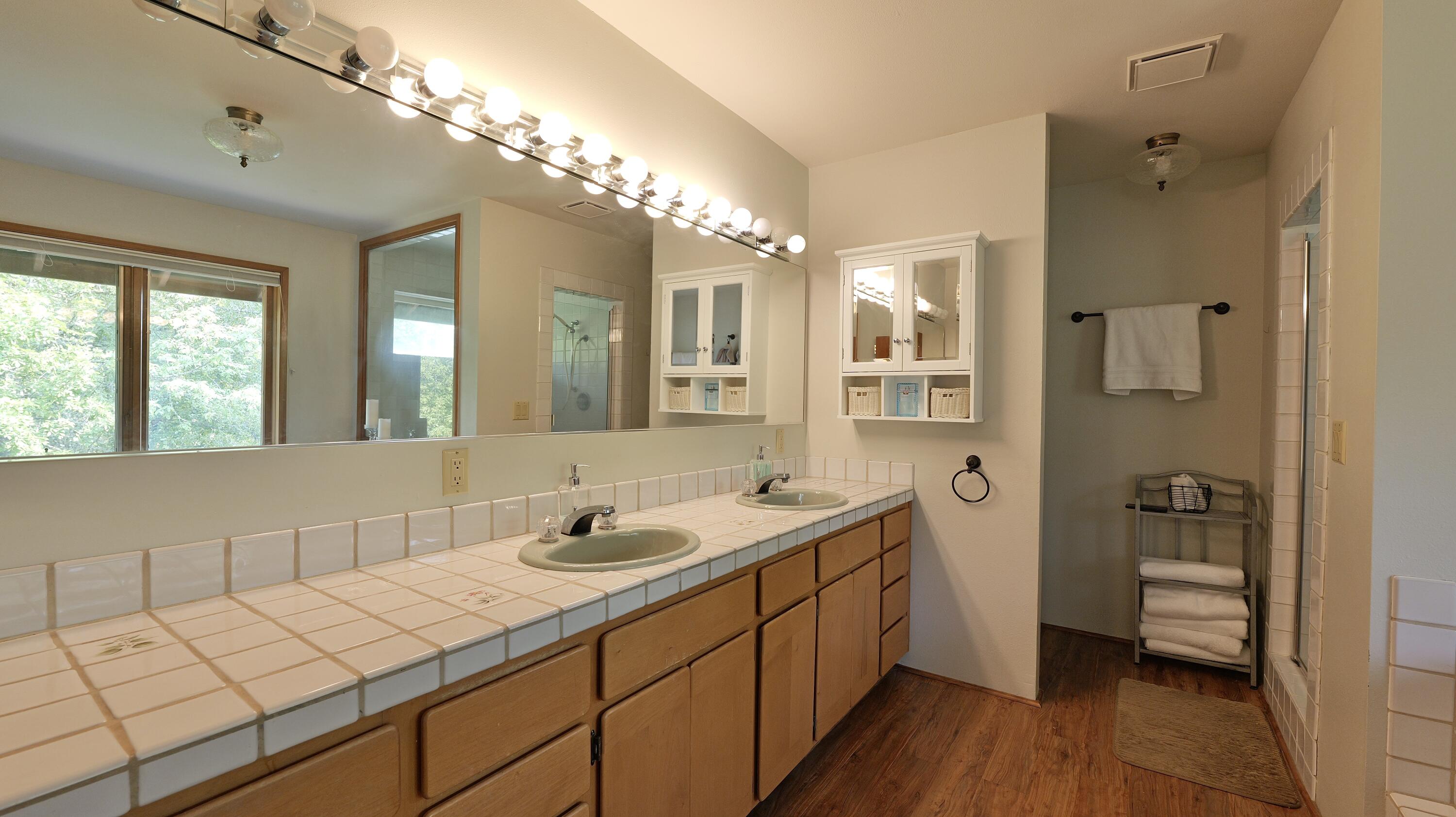 975 Old Ferry Road Shady Cove, OR 97539 - Photo 31 of 100 Primary Bathroom