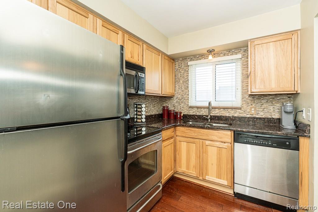 1097 Tienken Court Rochester Hills, MI 48306 - Photo 15 of 27