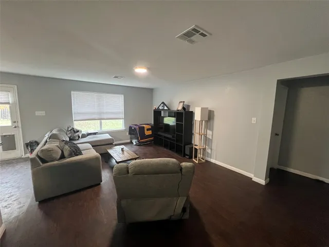 $2,200 | 2100 Boyer Drive, Taylor, TX 76574