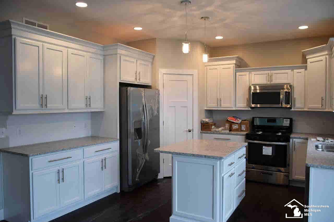 110 Raisin Circle Dundee, MI 48131 - Photo 4 of 25 20443340-3.JPG