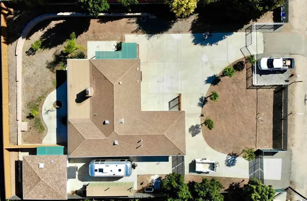 a view of a backyard