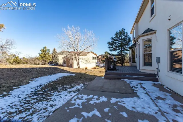 a view of a yard in front of a house