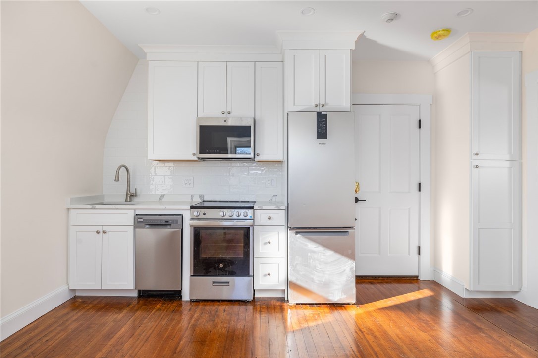 67 Perry Street, Unit 7 Newport, RI 02840 - Photo 9 of 27 Higher quality stainless steel appliances.