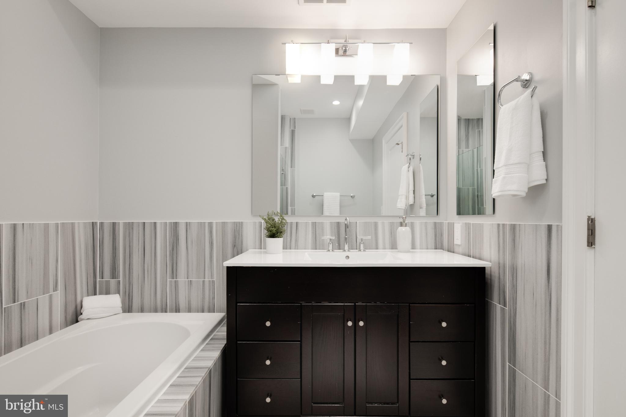 1430 T Street Northwest Washington, DC 20009 - Photo 28 of 50 En Suite Master