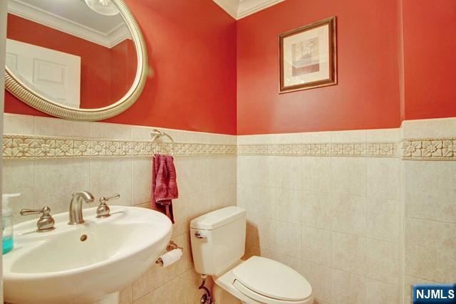 176 Undercliff Avenue Edgewater, NJ 07020 - Photo 10 of 22 a bathroom with a sink and a mirror