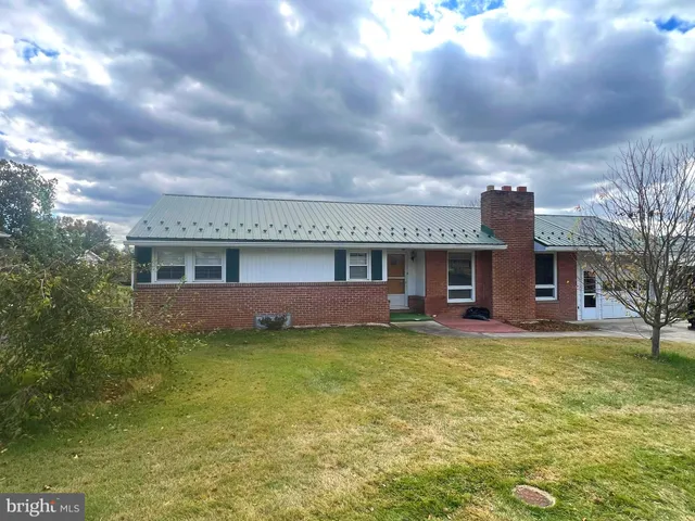 a view of a house with a big yard