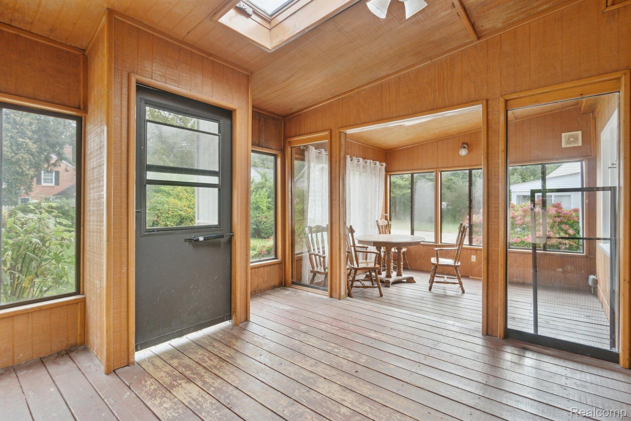 1415 Ridgelawn Avenue Flint, MI 48503 - Photo 8 of 9 BEAUTIFUL Sun Room