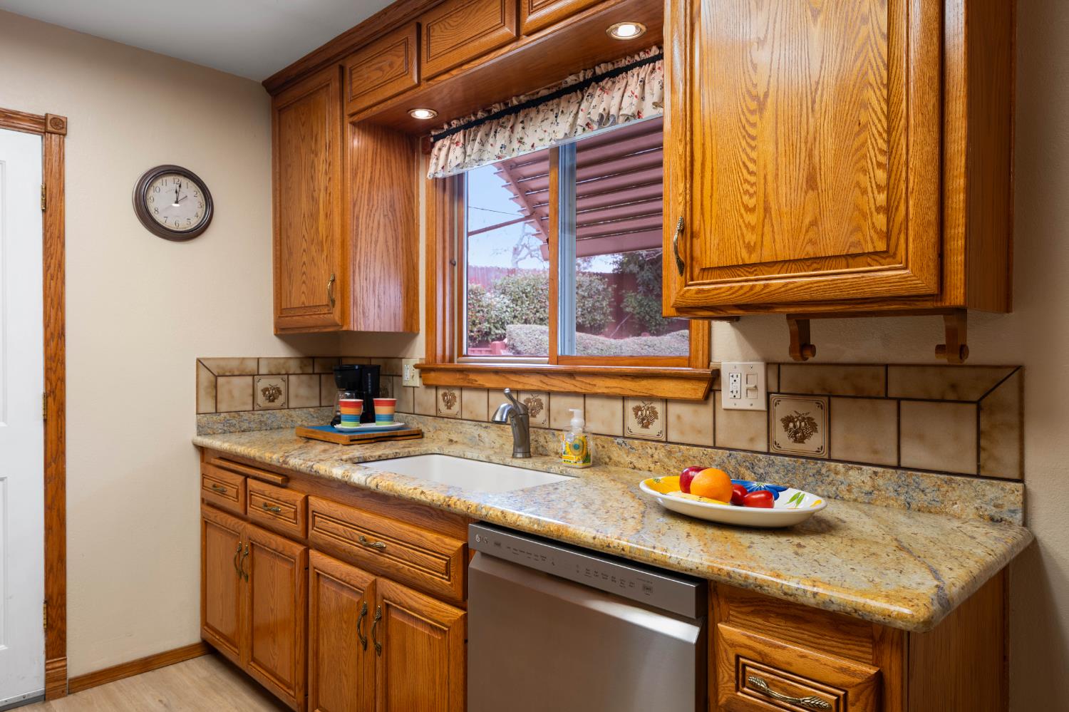 6606 Rexford Way Carmichael, CA 95608 - Photo 6 of 45