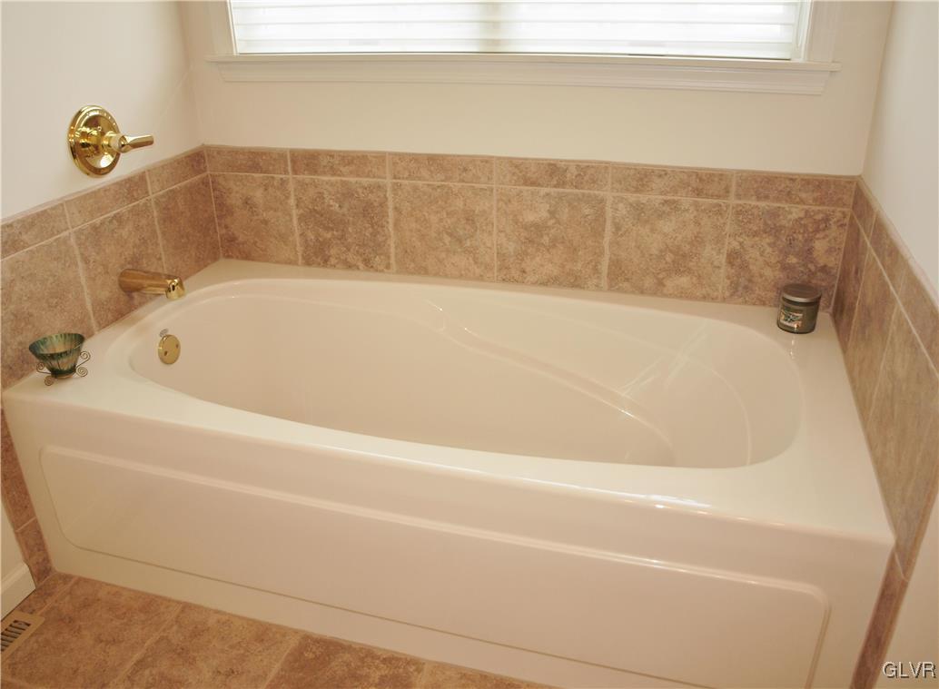 4493 Steuben Road Bethlehem, PA 18020 - Photo 23 of 45 Meticulously-kept soaking tub!