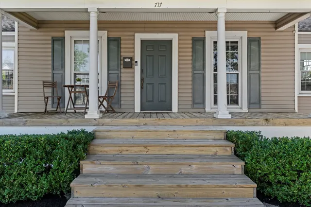 $635,000 | 717 Sue Barnett Drive, Houston, TX 77018