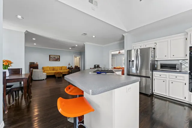 $635,000 | 717 Sue Barnett Drive, Houston, TX 77018