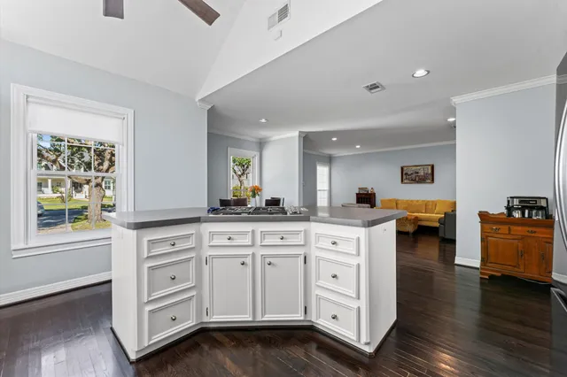 $635,000 | 717 Sue Barnett Drive, Houston, TX 77018